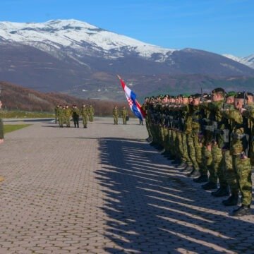 Anušić s hrvatskim vojnicima na Kosovu: Nije lako ovdje čuvati mir