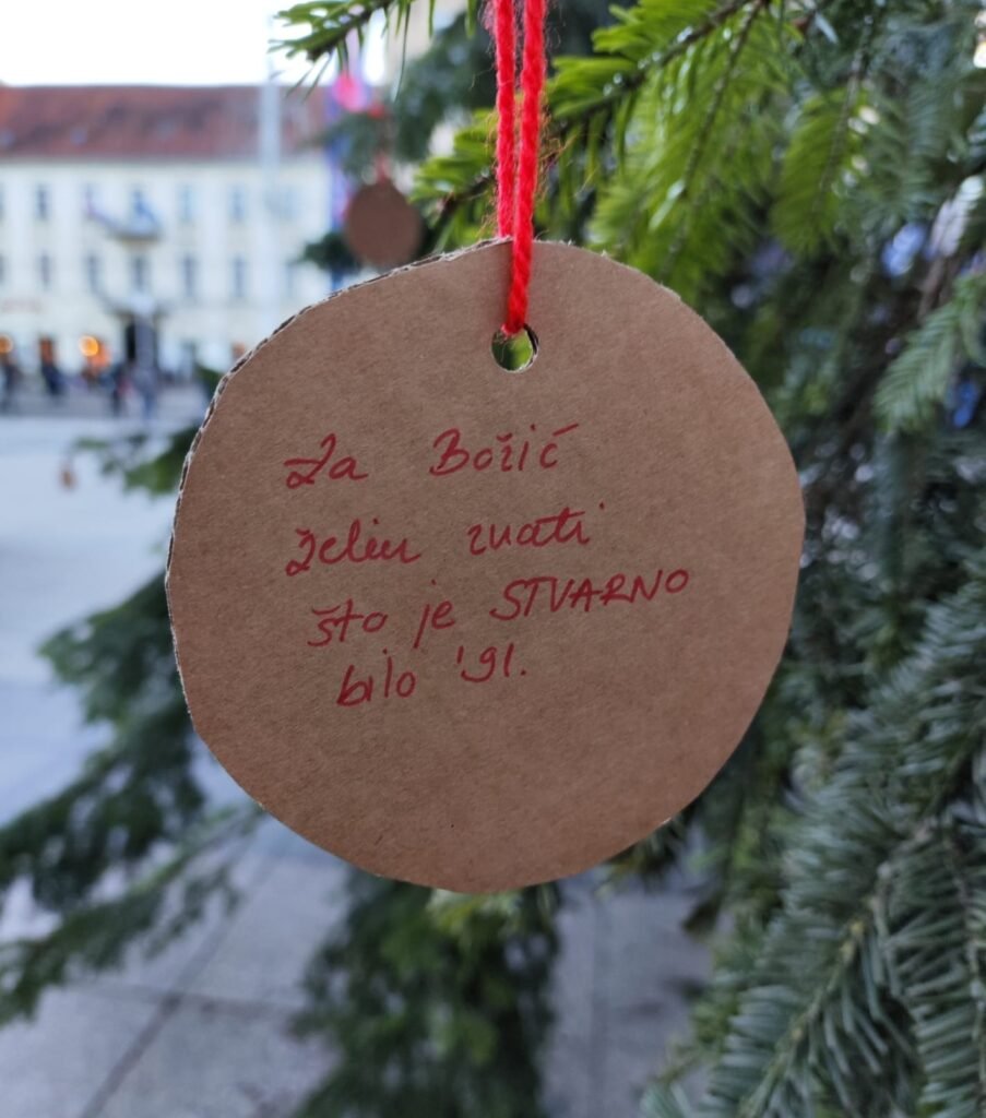 ČISTI GOVOR MRŽNJE: Vukovarska braniteljica žestoko reagirala na ljevičarske poruke koje su osvanule na boru postavljenom nasred Trga bana Jelačića, fotografija