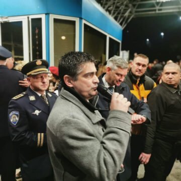NAPUŠTAJU GA SURADNICI: Gradonačelnik Buja ispod cijene prodao zemljište Ivani i Mili Kekinu, a sada vidi  “blato iz Zagreba”