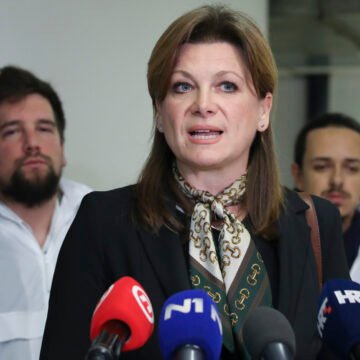 Karolina Vidović Krišto predala potpise pa zagrmjela: Asadov režim pao je u deset dana, past će i ovaj korupcionaški