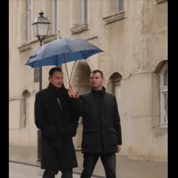 Primorca napali zbog jednog detalja : On drži ruke u džepovima, a “sluga” mu drži kišobran