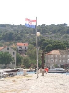 Život na prekrasnom otoku kod Šibenika: Može jutarnja kava, ali novine ne - više ne dolaze. Mještani potpisali peticiju..., fotografija