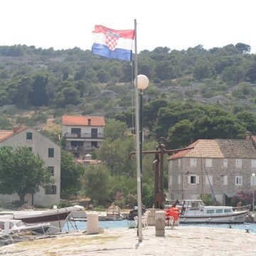 Život na prekrasnom otoku kod Šibenika: Može jutarnja kava, ali novine ne – više ne dolaze. Mještani potpisali peticiju…