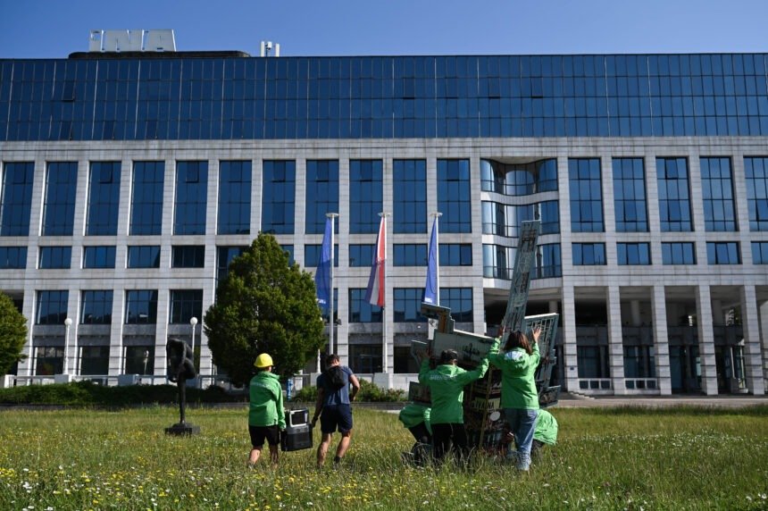 Bijeli štrajk u Ini: Mađarska uprava nas radnike sustavno potplaćuje i ignorira – najavili su i prosvjed