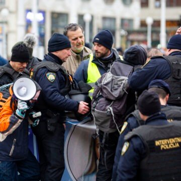 Zašto većina medija ne piše istinu o današnjem “sukobu” na Trgu:  Stvari su jasne. Agresivni ljevičari su napali molitelje, a policija ih nije zaštitila
