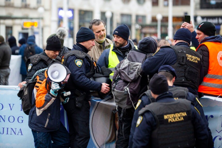 Zašto većina medija ne piše istinu o današnjem “sukobu” na Trgu:  Stvari su jasne. Agresivni ljevičari su napali molitelje, a policija ih nije zaštitila