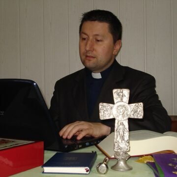 Baš neobično: Izdaje 4. knjigu o tetrijebu gluhanu i napušta svećeničku službu da bi ušao u politiku – želi biti gradonačelnik
