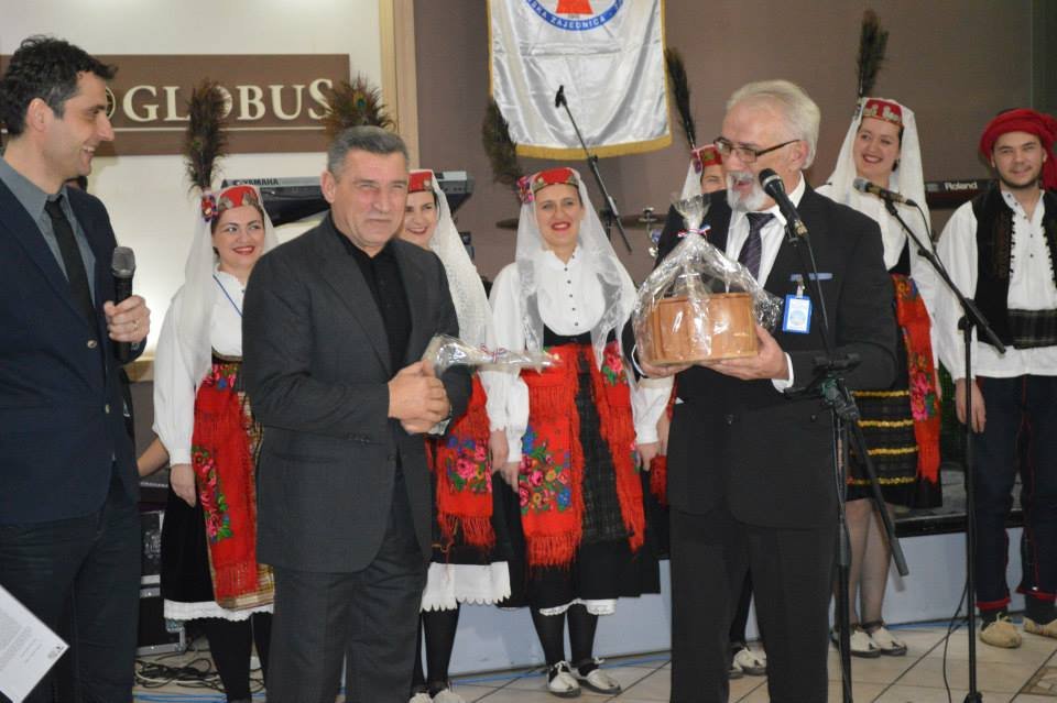 VISOKA POLITIKA NA ZAVIČAJNOJ FEŠTI: Svi se pitaju kako je Veljko Kajtazi završio na Livanjskoj noći. Počastili su ga da ne bi rušio Plenkovićevu Vladu?, fotografija