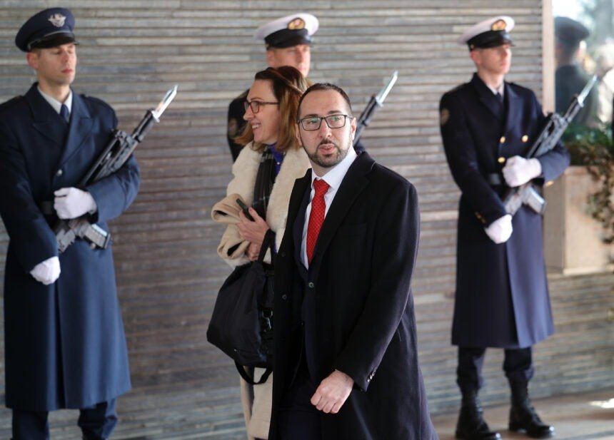 Tomašević došao na Milanovićevu inauguraciju u šokantnim cipelama: Analitičarka tvrdi da su bile “zmazane”
