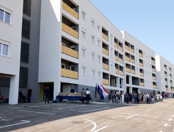 U tijeku je prava opsada banaka: Od 1. srpnja stupaju na snagu stroža pravila za stambene kredite – njih će to najviše pogoditi U tijeku je prava opsada banaka: Od 1. srpnja stupaju na snagu stroža pravila za stambene kredite – njih će to najviše pogoditi