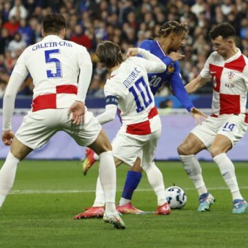 VATRENI U PARIZU: Francuzi napadaju, Hrvatska se odlično brani, Livi spašava, Mbappe igra prljavo