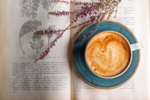 Ilustracija kave u Opatiji – tema objave Ines Sabalić o najgoroj kavi u životu