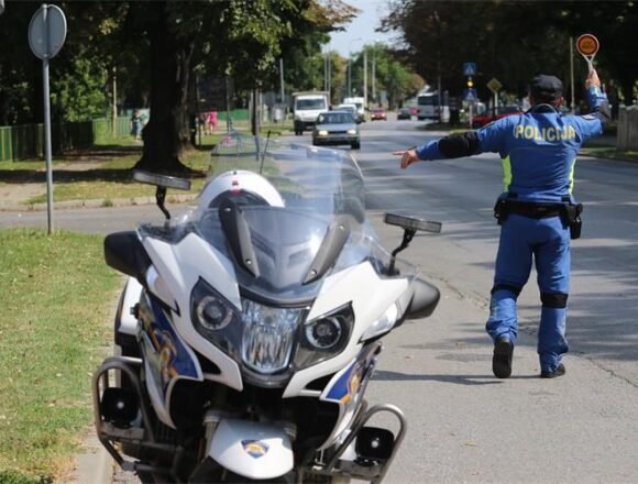 Krijumčar iz daleke države: Policija ga zatekla baš kad su mu migranti ulazili u vozilo – ovo je uslijedilo Krijumčar iz daleke države: Policija ga zatekla baš kad su mu migranti ulazili u vozilo – ovo je uslijedilo