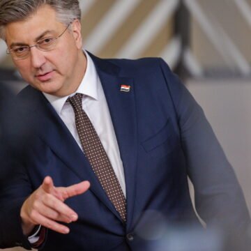 A hvali se svojim diplomatskim iskustvom: Plenković prekršio protokol na sprovodu pape Franje?