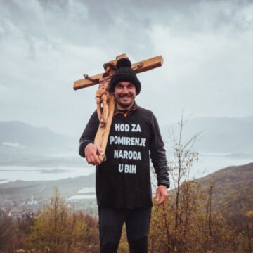 VIDEO: ODUŠEVIO HRVATE, SRBE i BOŠNJAKE: Josip propješačio tisuću kilometara za mir u Bosni i Hercegovini. Sreo sam i vuka, ali Bog me spasio