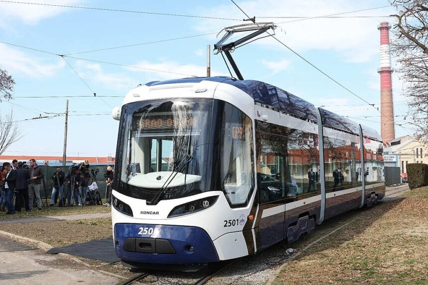 Drugi Končarev tramvaj stigao u Osijek, dolazi ih još osam – uljepšali su vizuru ulica