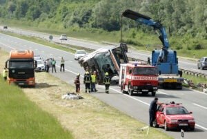 Ovo su upute: Što kada vaš automobil udari stranac? Evo što prvo napraviti i kome trebate - prijaviti štetu, fotografija