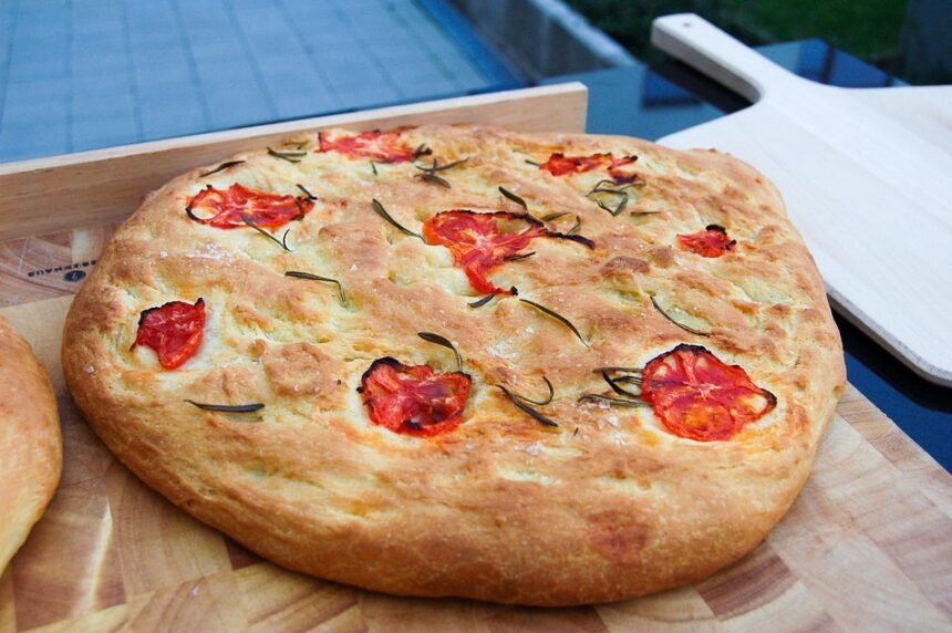 Idealna u svako doba dana: Proljetna focaccia sa sirom i šparogama – posuti je svježim začinskim biljem