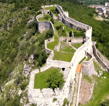 Znate li gdje je? Grad okružen s devet gora i na sedam rijeka, nekad je bio dom kraljeva – tvrđava mu je poput svjetionika