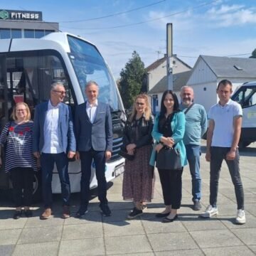Malo mjesto dobilo mali novi, niskopodni autobus – i svi se voze besplatno. Baš ih je razveselilo