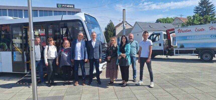 Malo mjesto dobilo mali novi, niskopodni autobus – i svi se voze besplatno. Baš ih je razveselilo
