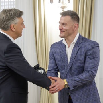 Stipe Miočić postao hrvatski državljanin, domovnicu mu uručio premijer – Hrvatska je najbolja zemlja na svijetu, kaže Stipe