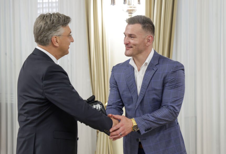 Stipe Miočić postao hrvatski državljanin, domovnicu mu uručio premijer – Hrvatska je najbolja zemlja na svijetu, kaže Stipe