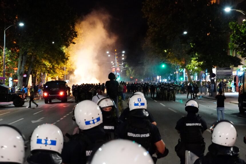 Drama u Beogradu: Sukob policije i prosvjednika.  Ima i ozlijeđenih