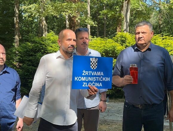 VIDEO: Glasnogovornik Srpskog narodnog vijeća osobno napao Igora Peternela: Spominjao je njegovu baku i prabaku VIDEO: Glasnogovornik Srpskog narodnog vijeća osobno napao Igora Peternela: Spominjao je njegovu baku i prabaku