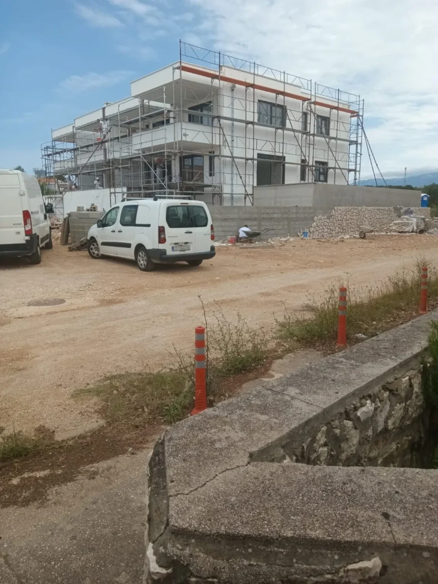 Zabrinuti vlasnici apartmana u naselju Gajac: Nove zgradurine gradi investitor bez prihoda, zaposlenih i operativne sposobnosti. Ovo je sumnjivo
