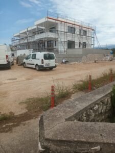 Korupcija, "mafijaški" pristup i beton uništavaju skladno turističko naselje Gajac: Vlasnici apartmana ogorčeni, a stradalo i igralište Darija Šimića, fotografija