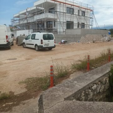 Korupcija, “mafijaški” pristup i beton uništavaju skladno turističko naselje Gajac: Vlasnici  apartmana ogorčeni, a stradalo i igralište Darija Šimića