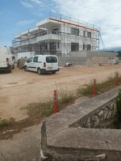 Korupcija, "mafijaški" pristup i beton uništavaju skladno turističko naselje Gajac: Vlasnici apartmana ogorčeni, a stradalo i igralište Darija Šimića, fotografija