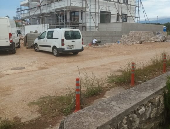 Korupcija, “mafijaški” pristup i beton uništavaju skladno turističko naselje Gajac: Vlasnici apartmana ogorčeni, a stradalo i igralište Darija Šimića Korupcija, “mafijaški” pristup i beton uništavaju skladno turističko naselje Gajac: Vlasnici apartmana ogorčeni, a stradalo i igralište Darija Šimića