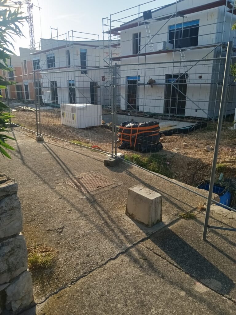 Korupcija, "mafijaški" pristup i beton uništavaju skladno turističko naselje Gajac: Vlasnici apartmana ogorčeni, a stradalo i igralište Darija Šimića, fotografija