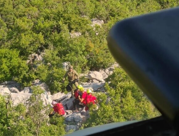 Vojnim helikopterom spašavali promrzlu Čehinju iz vrleti Biokova – primijenjena tehnika ‘vinčanja’, evo o čemu je riječ Vojnim helikopterom spašavali promrzlu Čehinju iz vrleti Biokova – primijenjena tehnika ‘vinčanja’, evo o čemu je riječ