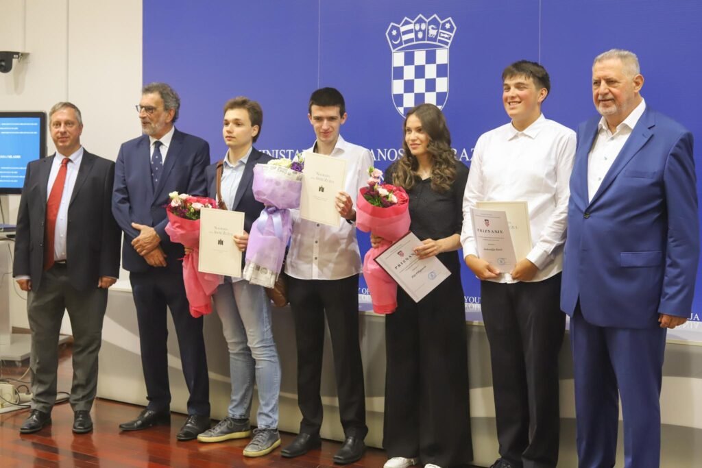 Isplati se učiti: Dodijeljene Nagrade dr. Ante Žužul najboljim maturantima. Evo koliki je iznos, fotografija