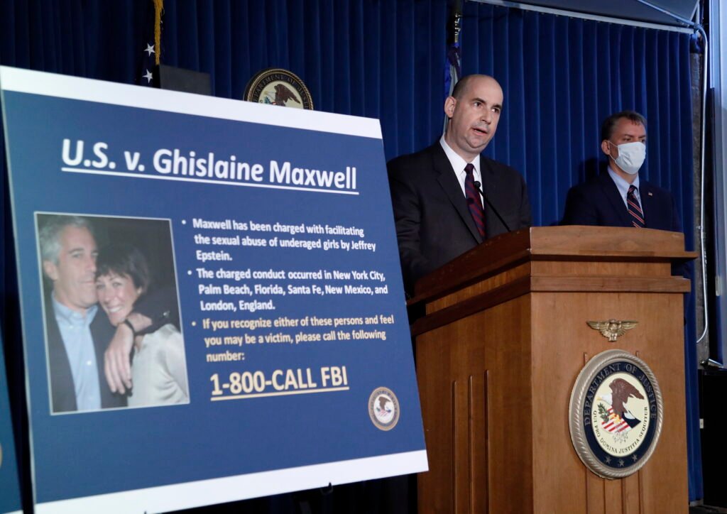 Ghislaine Maxwell i Jeffrey Epstein zajedno prije uhićenja, par čiji je slučaj potresao svjetsku javnost zbog optužbi za zlostavljanje maloljetnica