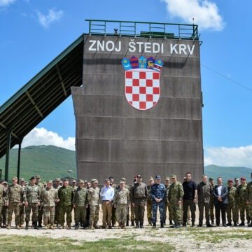 Ozbiljan incident: Trojica civila pokušala se automobilom probiti u vojarnu u Udbini – ove kazne im prijete
