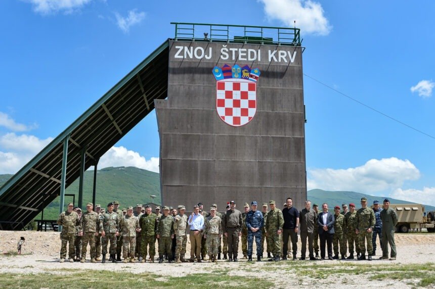 Ozbiljan incident: Trojica civila pokušala se automobilom probiti u vojarnu u Udbini – ove kazne im prijete