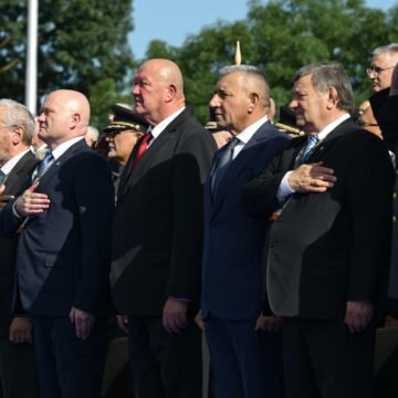 Generala Gotovinu savladale emocije uz Thompsonovu pjesmu: Godinama su mladi ljudi živjeli u dolini smrti
