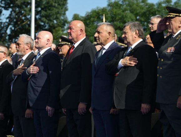 Generala Gotovinu savladale emocije uz Thompsonovu pjesmu: Godinama su mladi ljudi živjeli u dolini smrti