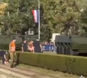 VIDEO: Nekoliko prosvjednika pokušalo zaustaviti mimohod. Policija brzo reagirala, a građani povikali: Bacaj to u Savu, fotografija