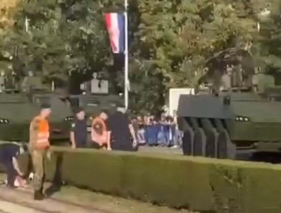 VIDEO: Nekoliko prosvjednika pokušalo zaustaviti mimohod. Policija brzo reagirala, a građani povikali: Bacaj to u Savu