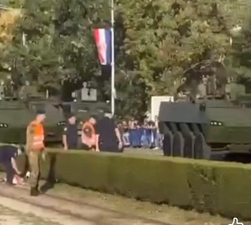 VIDEO: Nekoliko prosvjednika pokušalo zaustaviti mimohod. Policija brzo reagirala, a građani povikali: Bacaj to u Savu