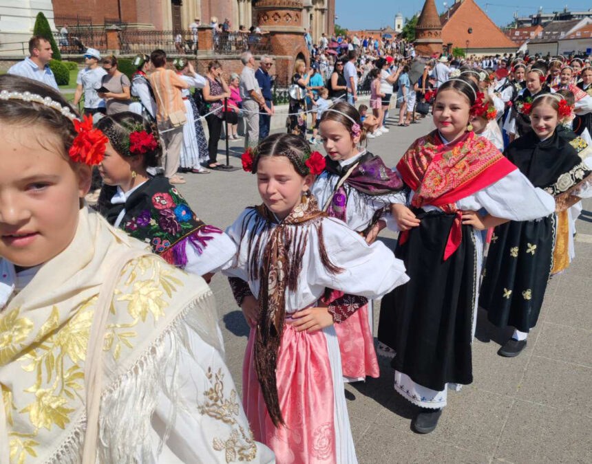 Slavonijo, u jesen si zlatna: Raspjevani čuvari tradicije i običaja oduševili – posebna gastro atrakcija