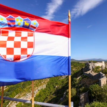 Evo što se sve događalo u Kninu: Pogledajte poruku s oltara nadbiskupa Kutleše – posebno dirljivo na kninskoj tvrđavi