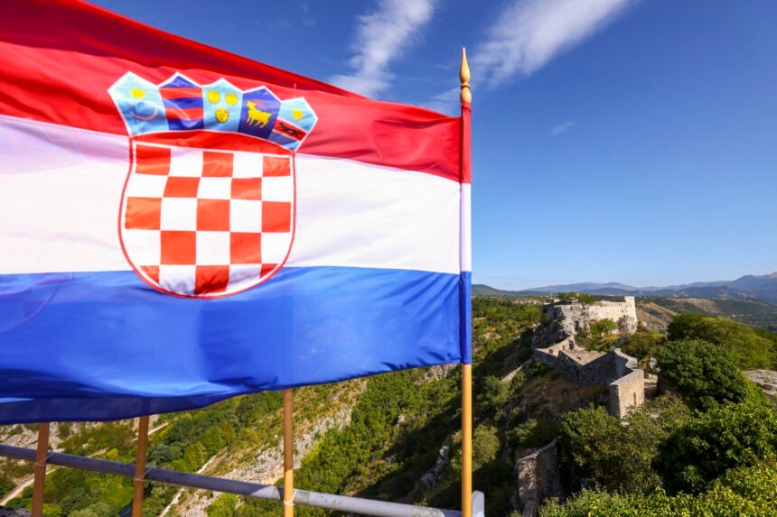 Evo što se sve događalo u Kninu: Pogledajte poruku s oltara nadbiskupa Kutleše – posebno dirljivo na kninskoj tvrđavi
