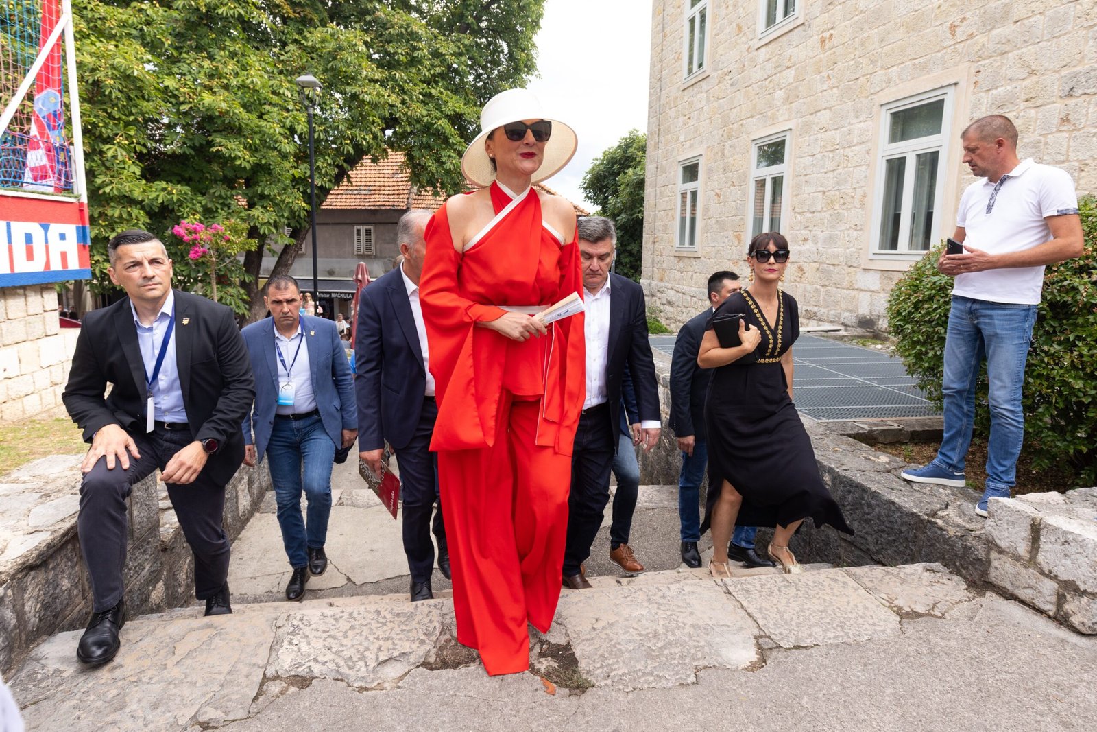Zbog nezapamćenog potopa odgođena Sinjska alka. Pokisnuo i državni vrha, a najgore prošla gospođa Jandroković, fotografija