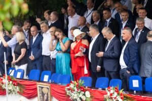 Zbog nezapamćenog potopa odgođena Sinjska alka. Pokisnuo i državni vrha, a najgore prošla gospođa Jandroković, fotografija